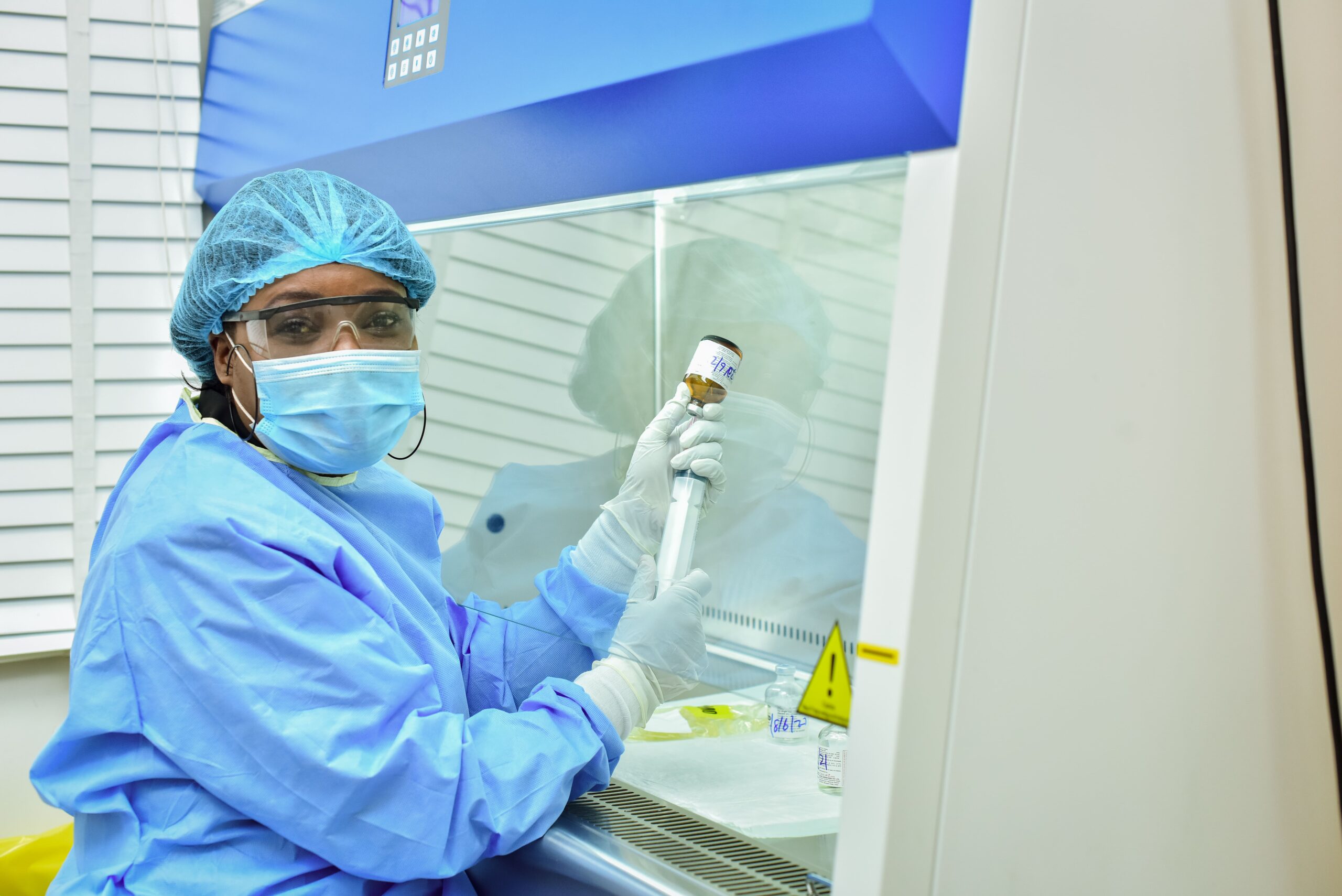 CHEMO NURSE IN MIXING ROOM-min